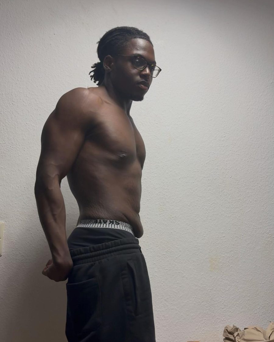 Ben heute, durchtrainiert, seitlich mit angespanntem Trizeps